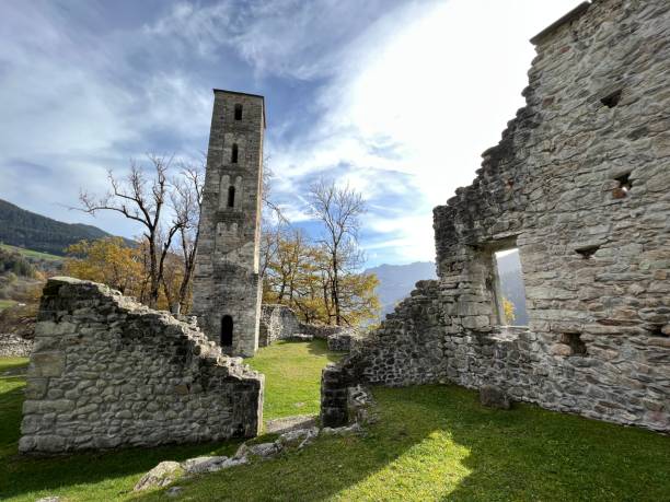 ruiny zamku jörgenberg (zamek joergenberg) lub casti munt sogn gieri (ruiny munt sogn gieri), waltensburg - kanton gryzonia, szwajcaria (kanton gryzonia, szwajcaria) - munt tower zdjęcia i obrazy z banku zdjęć