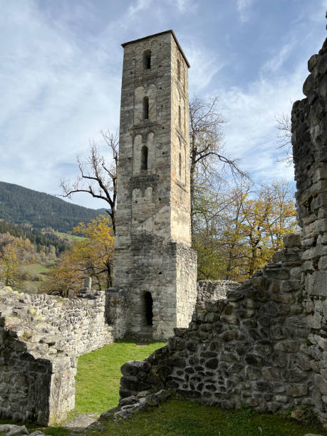 ruiny zamku jörgenberg (zamek joergenberg) lub casti munt sogn gieri (ruiny munt sogn gieri), waltensburg - kanton gryzonia, szwajcaria (kanton gryzonia, szwajcaria) - munt tower zdjęcia i obrazy z banku zdjęć