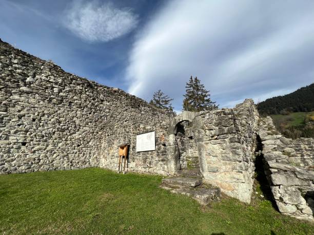 ruiny zamku jörgenberg (zamek joergenberg) lub casti munt sogn gieri (ruiny munt sogn gieri), waltensburg - kanton gryzonia, szwajcaria (kanton gryzonia, szwajcaria) - munt tower zdjęcia i obrazy z banku zdjęć