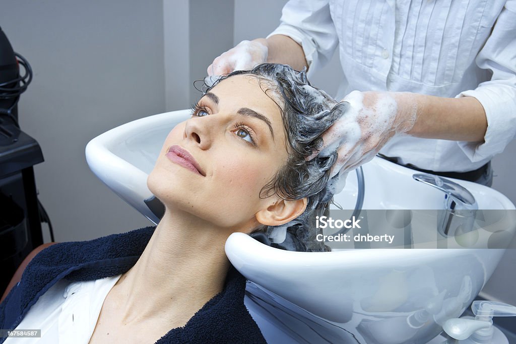 Atraente mulher Lavando Cabelo - Foto de stock de Adulto royalty-free