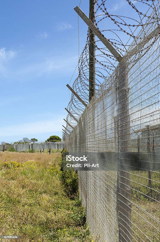 Prisión alambre afilado valla - Foto de stock de Acorralado libre de derechos