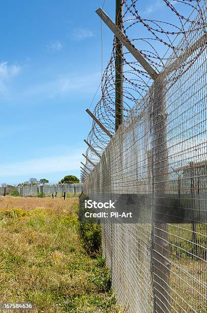 Photo libre de droit de Prison De Fil Barbelé Coupant Barrière banque d'images et plus d'images libres de droit de Afrique - Afrique, Apartheid, Architecture