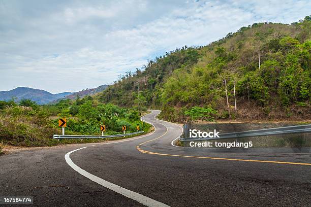 Estrada E Montanhas - Fotografias de stock e mais imagens de Alfalto - Alfalto, Ao Ar Livre, Autoestrada