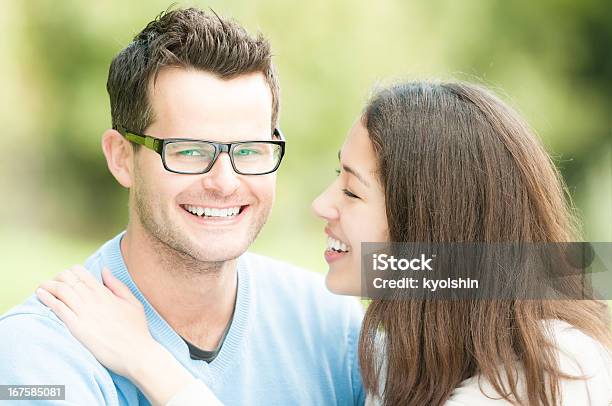 Foto de Retrato De Homem E Mulher Jovem Feliz No Parque e mais fotos de stock de Acessório ocular - Acessório ocular, Adulto, Alegria