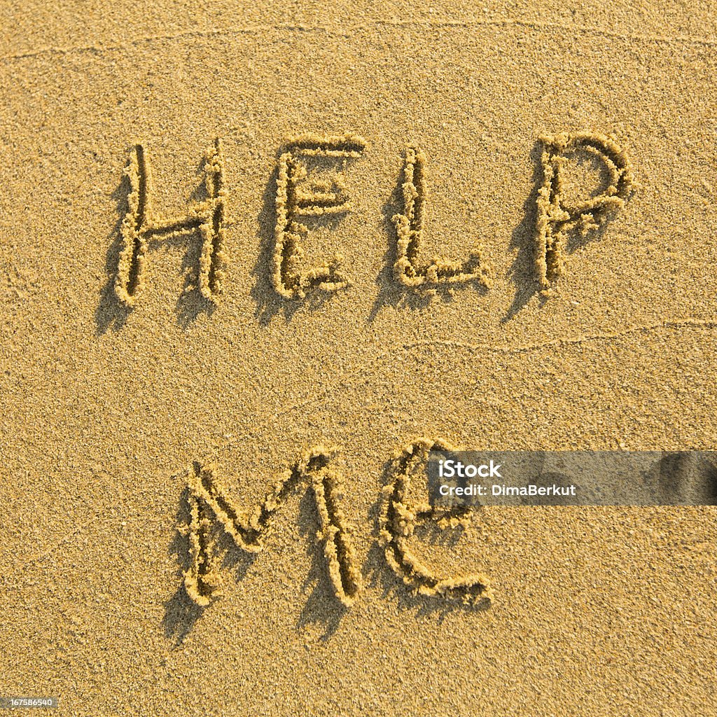 Help me-scritta nella sabbia di una spiaggia tropicale - Foto stock royalty-free di Ambientazione esterna