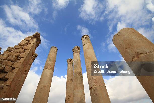 Colunas No Máximo De Jerash - Fotografias de stock e mais imagens de Antigo - Antigo, Antiguidades, Arqueologia