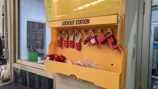 Safety lockout station, safety lock when carrying out machine maintenance