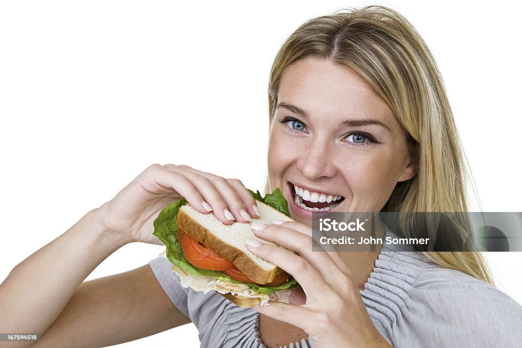 Joyeuse femme mangeant un sandwich - Photo de Sandwich libre de droits