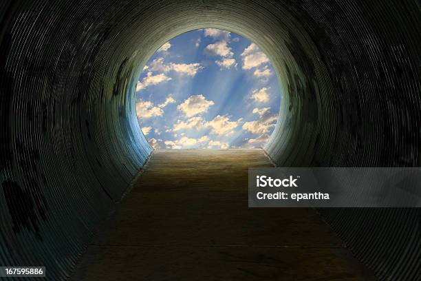 Túnel Con Luz Foto de stock y más banco de imágenes de Libertad - Libertad, Túnel, Etéreo - Conceptos