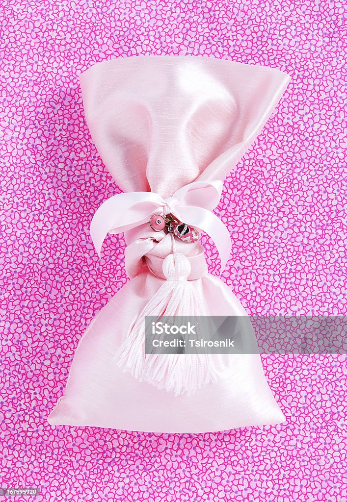 Doce, rosa batismo amêndoas de menina sobre fundo floral - Foto de stock de Amêndoa de açúcar royalty-free