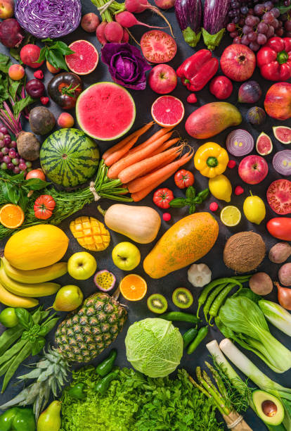 frutta e verdura crude colorate cibo vegano vario, vivida disposizione arcobaleno - healthy eating multi colored orange above foto e immagini stock