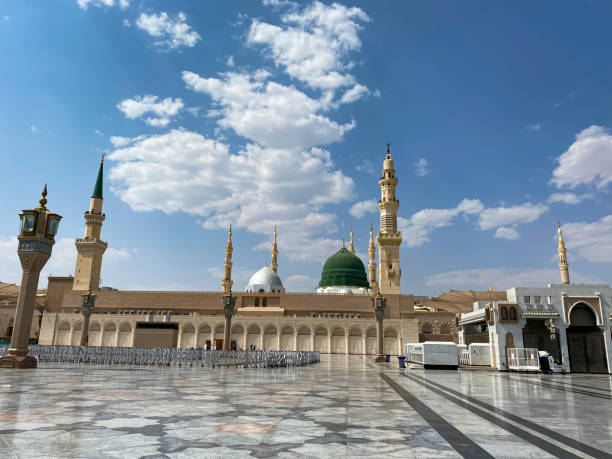 masjid nabawi di madinah, arab saudi - masjid nabawi madinah potret stok, foto, & gambar bebas royalti