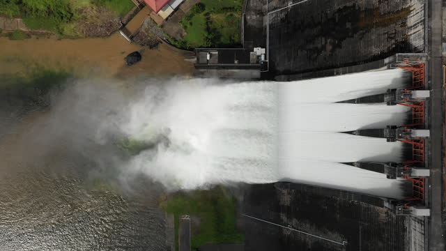 Release of water at a dam floodgate