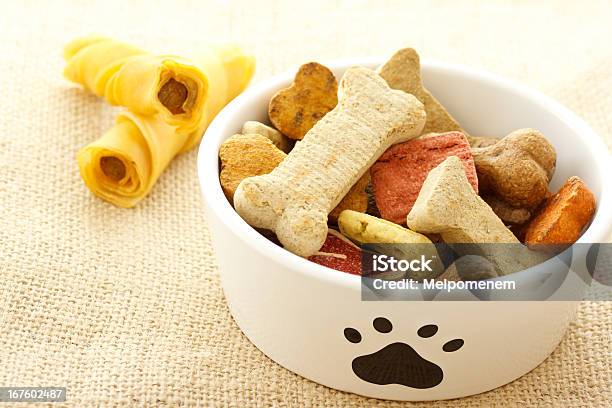 Comida De Cachorro Na Tigela - Fotografias de stock e mais imagens de Aniagem de Cânhamo - Aniagem de Cânhamo, Bege, Biscoito de Cão