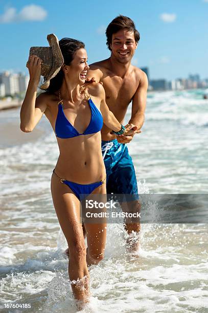 Młoda Para Mężczyzna I Kobieta Gra Na Plaży Na Plaży - zdjęcia stockowe i więcej obrazów Aktywny tryb życia