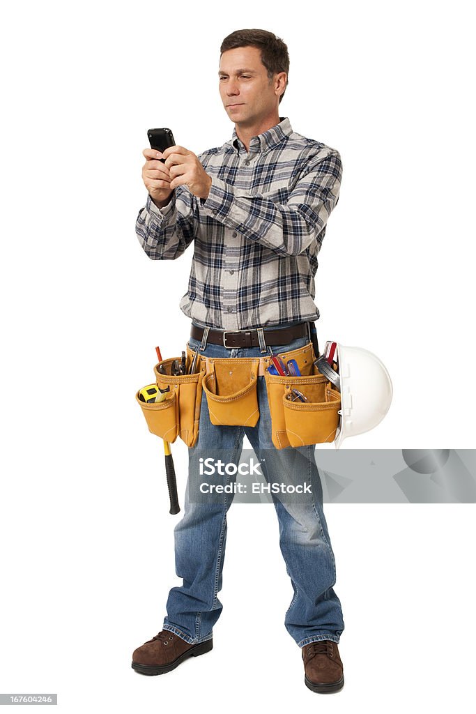 Construcción contratista Carpenter con teléfono móvil aislado sobre fondo blanco - Foto de stock de Cinturón de herramientas libre de derechos