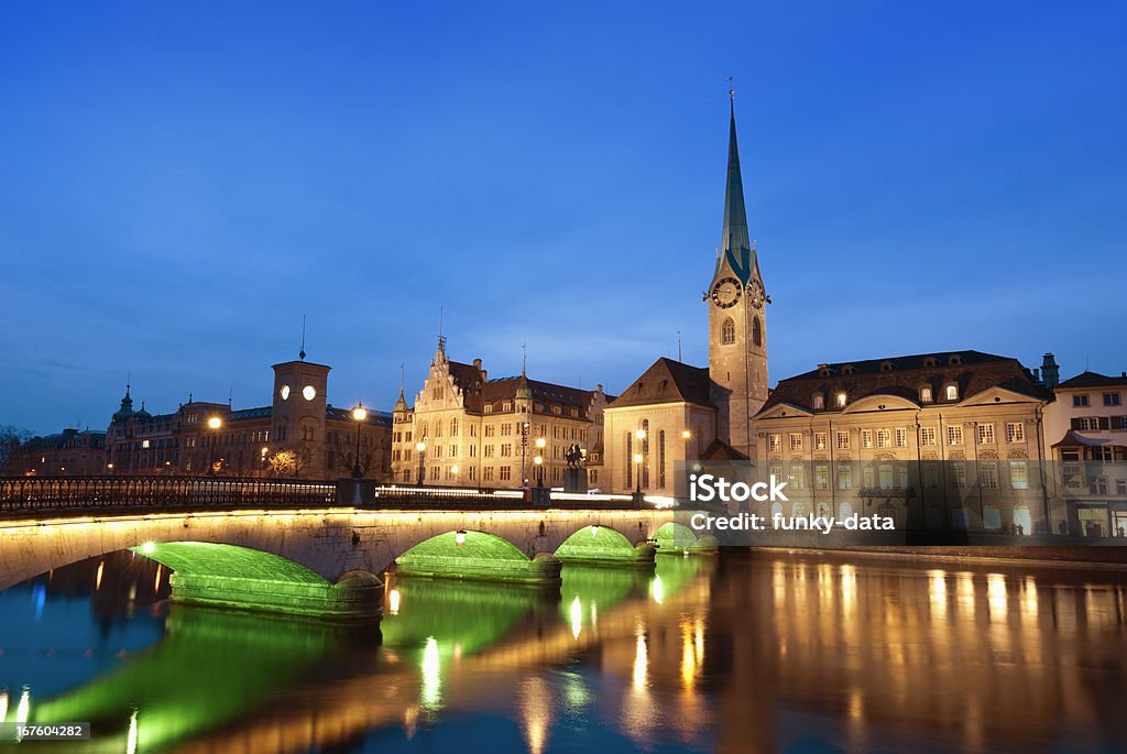 Momentos por la noche en la ciudad de Zurich - Foto de stock de Agua libre de derechos