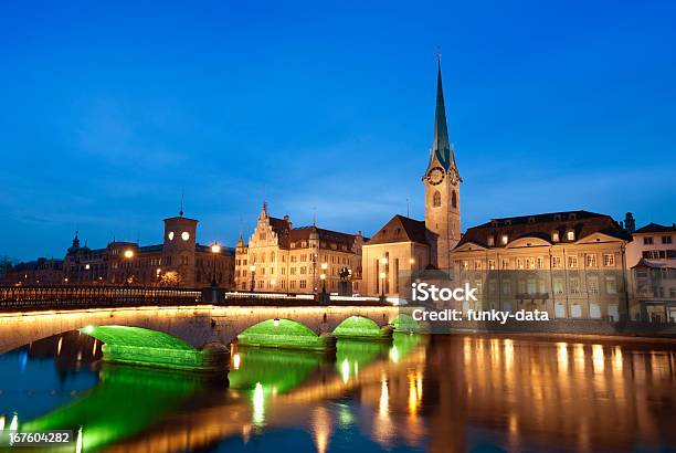 Momentos Por La Noche En La Ciudad De Zurich Foto de stock y más banco de imágenes de Agua - Agua, Aire libre, Arquitectura