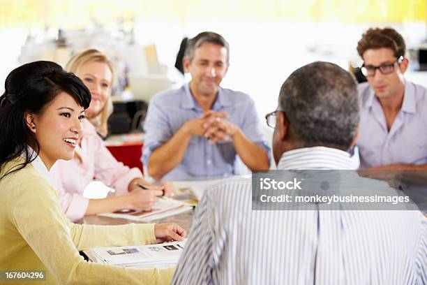 Reunião Da Equipe No Escritório Criativo - Fotografias de stock e mais imagens de Discussão - Discussão, Mesa - Mobília, Falar