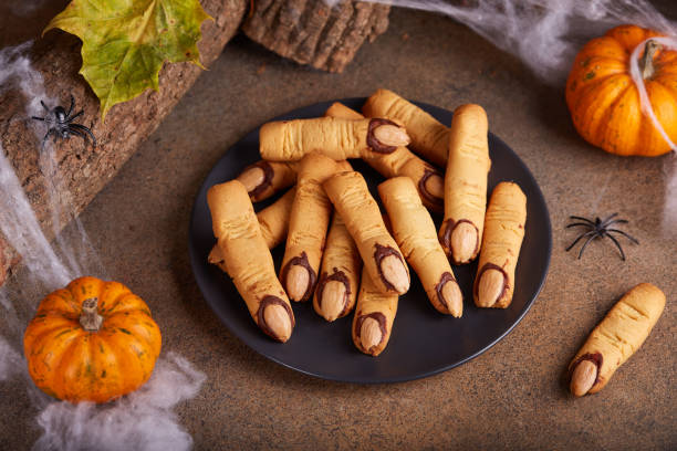 halloween-kekse hexenfinger mit schokolade und mandelnüssen. - halloween witchs hat witch autumn stock-fotos und bilder
