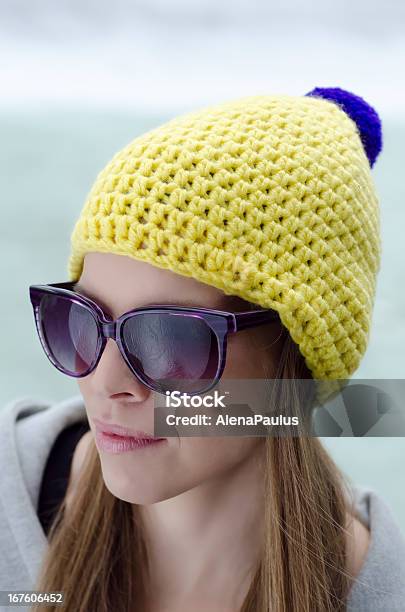 Dziewczyna W Okularach I Żółty Wełna Zima Czapka Fox Pompon - zdjęcia stockowe i więcej obrazów Biały