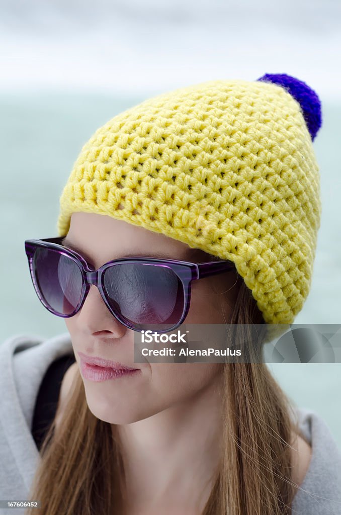 Garota com óculos e Amarela lã de inverno Cap Fox Pompon - Foto de stock de Adulto royalty-free