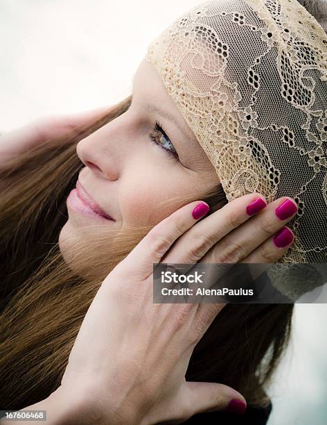 매력적인 Brunette 여성 Lace 머리 머리밴드 갈색 머리에 대한 스톡 사진 및 기타 이미지 - 갈색 머리, 겨울, 긍정적인 감정 표현