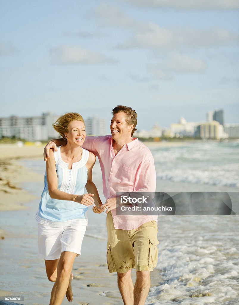 Красивые Счастливая Зрелая пара весело на пляж - Стоковые фото Бегать роялти-фри