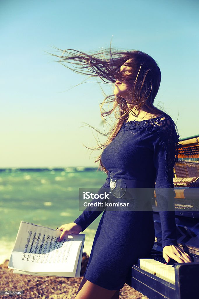 Chica con cabello largo de la costa - Foto de stock de 20 a 29 años libre de derechos
