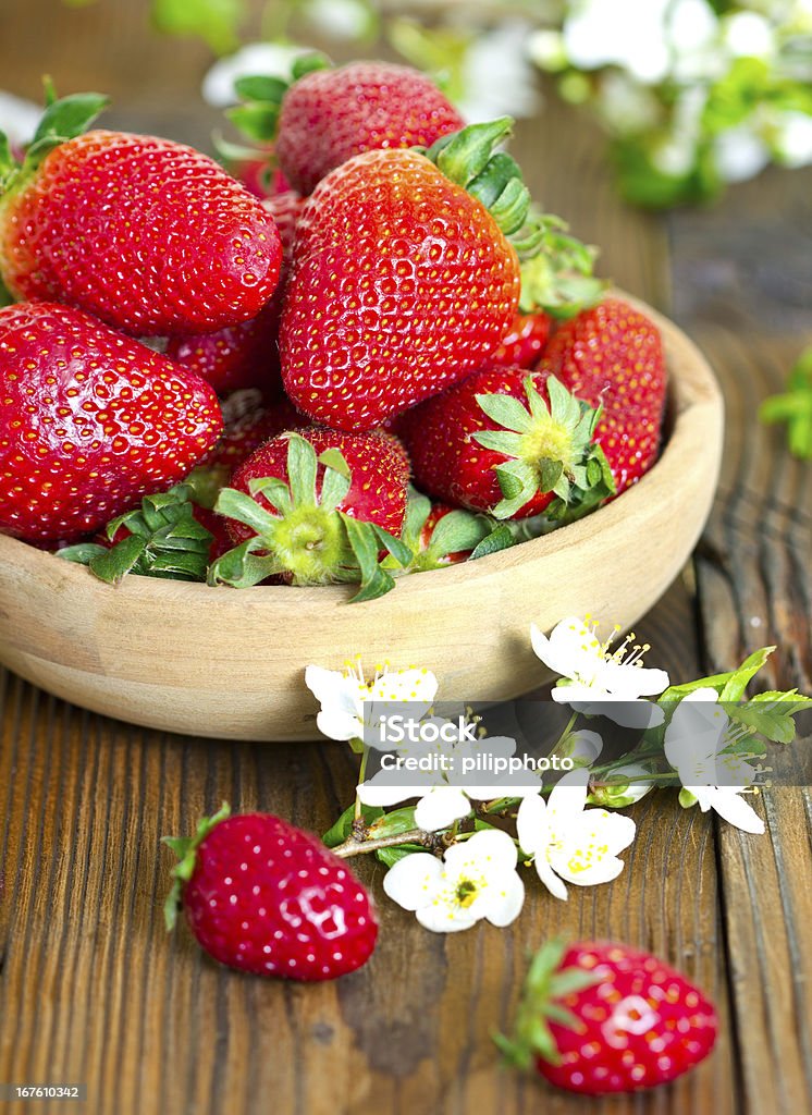 Frescas fresas en el tazón - Foto de stock de Alimento libre de derechos