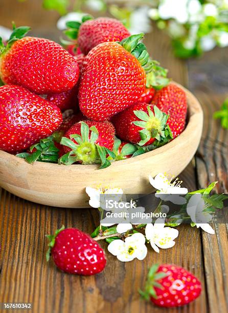 Frescas Fresas En El Tazón Foto de stock y más banco de imágenes de Alimento - Alimento, Blanco - Color, Bol de frutas