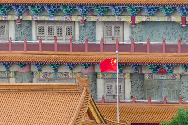 monastère de po lin drapeau de la rpc - flag china chinese flag majestic photos et images de collection