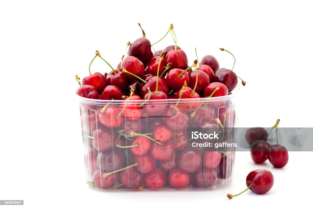 Cerezas rojas en el recipiente de plástico - Foto de stock de Cereza libre de derechos