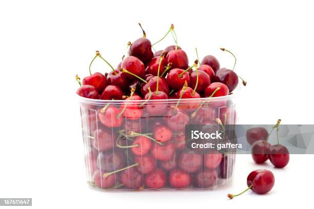 Photo libre de droit de Cerises Rouge Dans Le Récipient En Plastique banque d'images et plus d'images libres de droit de Cerise - Cerise, Boîte, En plastique