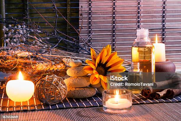 Preparazione Per Il Massaggio - Fotografie stock e altre immagini di Bambù - Materiale - Bambù - Materiale, Candela - Attrezzatura per illuminazione, Cannella