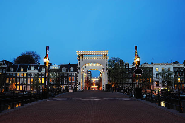 pays-bas amsterdam pont maigre pont blanc crépuscule - magere brug photos et images de collection