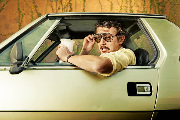 cop in un'auto - kitsch car retro revival sunglasses foto e immagini stock