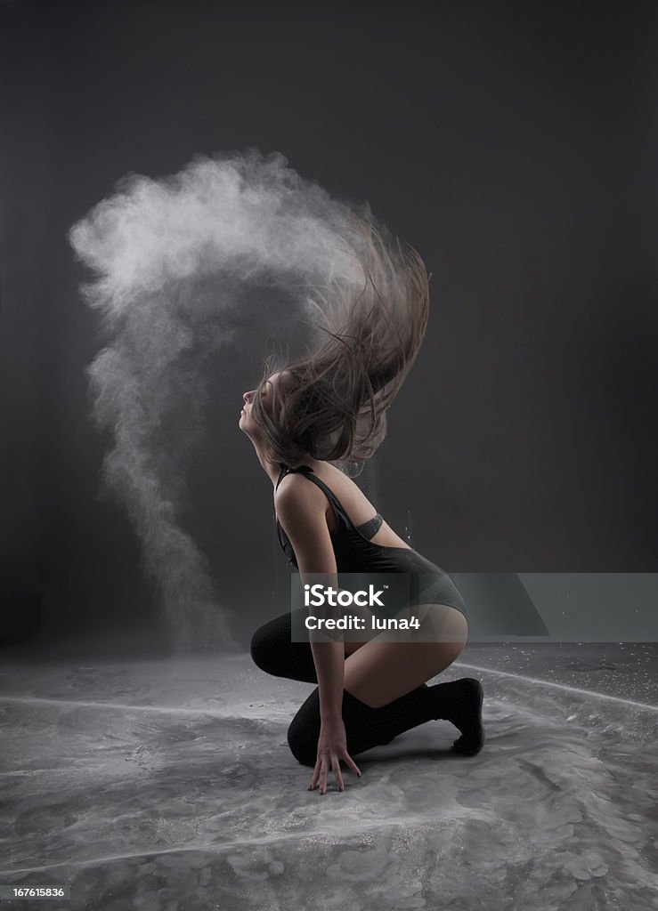 Młoda kobieta z latające włosy w proszku w chmurze - Zbiór zdjęć royalty-free (Cała postać)