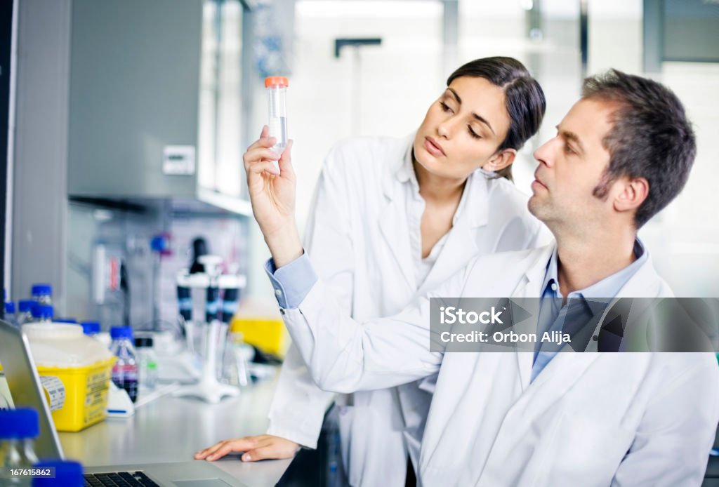 Los investigadores en los análisis de laboratorio - Foto de stock de Máquina de fabricación farmaceútica libre de derechos