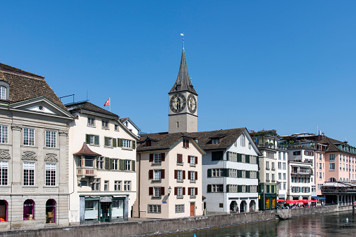 Several older Buildings realized by the Cooperative ABZ (Allgemeine Baugenossenschat Zürich). The Building group Entlisberg 1 was realized in 1928 and contains 81 units. The Architect was Schneider & Landolt. The image was captured during springtime.