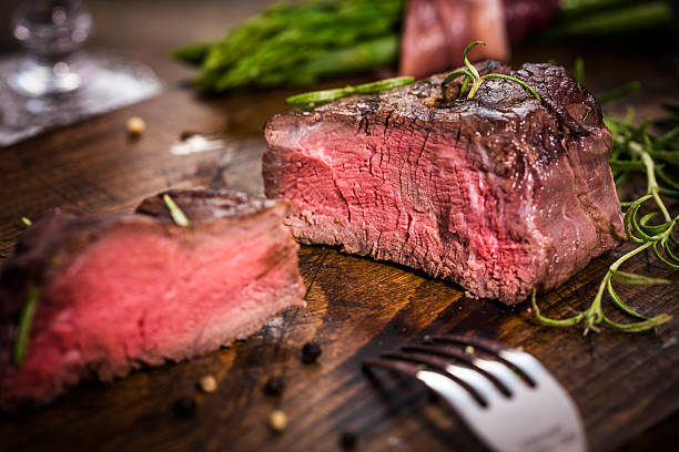 filet mignon con espárragos - filet mignon steak fillet beef fotografías e imágenes de stock