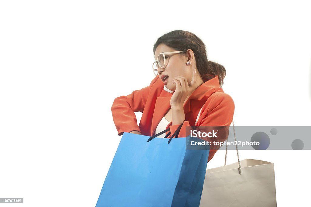 Occupato Giovane asiatica business donna con borse della spesa isolato sfondo. - Foto stock royalty-free di Abbigliamento