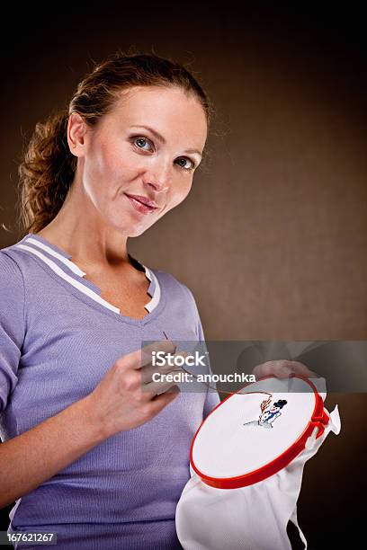 Schönen 35 Jahre Alte Frau Weihnachtsstickerei Stockfoto und mehr Bilder von Aktivitäten und Sport - Aktivitäten und Sport, Attraktive Frau, Bastelarbeit