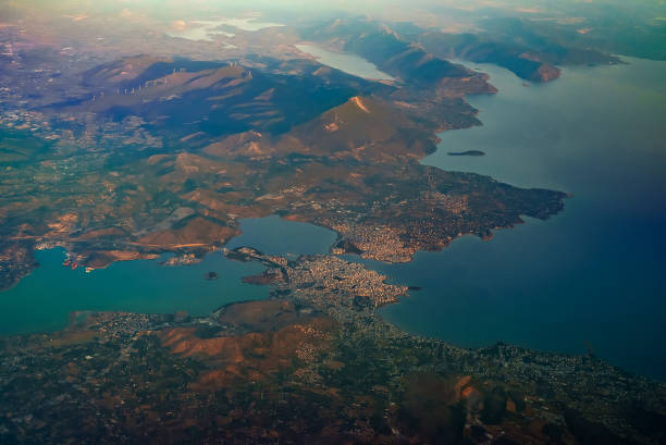 widok z samolotu na miasto chalkis w grecji. - chalkis zdjęcia i obrazy z banku zdjęć