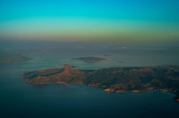 blick aus dem flugzeug auf die insel salamis in griechenland. - attica peninsula stock-fotos und bilder