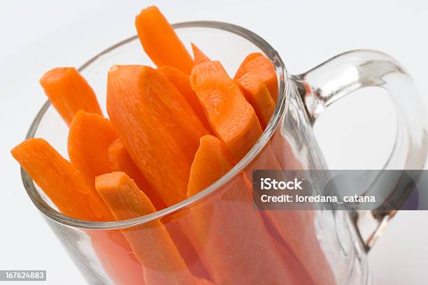 Porción De Zanahoria Foto de stock y más banco de imágenes de Alimento - Alimento, Antioxidante, Blanco - Color