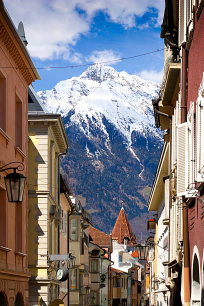 frühling in meetingraum "meran'in südtirol, italien - merano stock-fotos und bilder