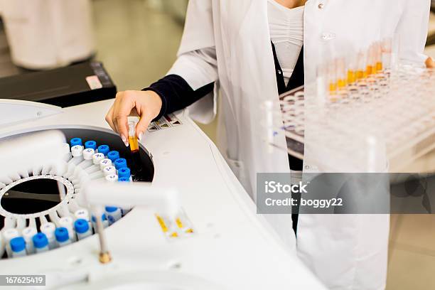 Foto de Laboratório Médico e mais fotos de stock de Análise ao sangue - Análise ao sangue, Biologia, Bioquímica