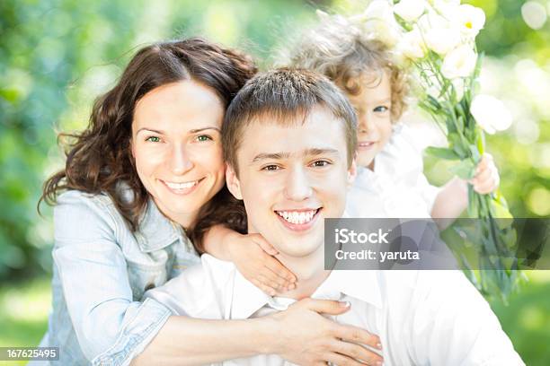 Счастливая Семья — стоковые фотографии и другие картинки Белый - Белый, Близость, Букет