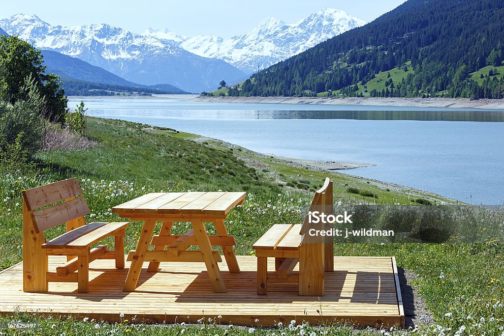 Reschensee paisagem de verão (Áustria). - Foto de stock de Alpes europeus royalty-free